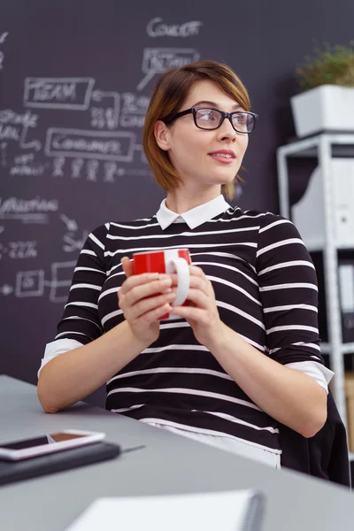 Молодий студент або вчитель насолоджується перервою на каву — стокове фото