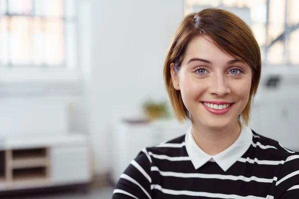 Mooie vrouw met glimlach in kantoor — Stockfoto