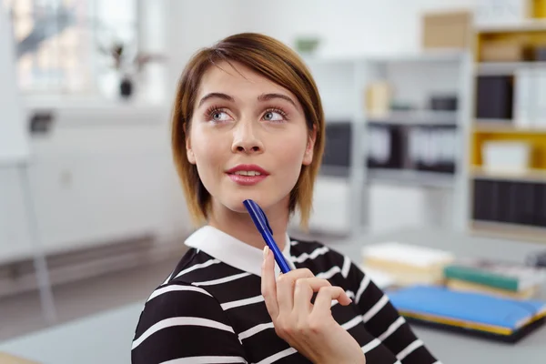 Mujer curiosa con sonrisa y pluma en la barbilla —  Fotos de Stock