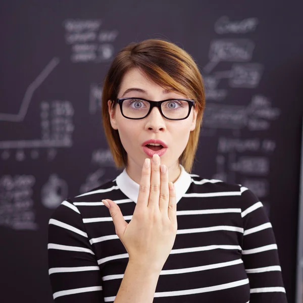 Jeune femme choquée ou surprise avec des lunettes — Photo