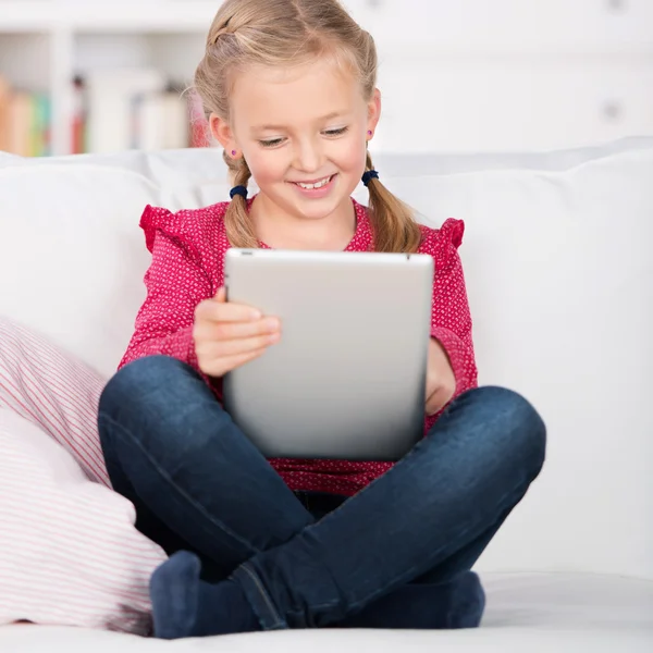 Menina usando computador tablet em casa — Fotografia de Stock