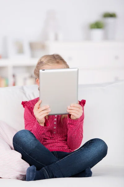 Meisje lezen op digitale pad — Stockfoto