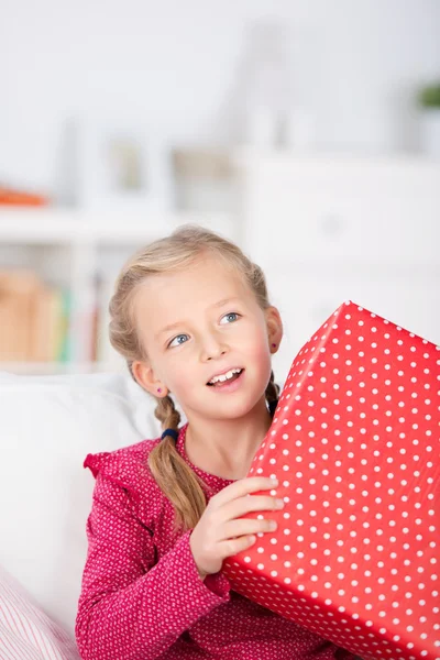 Mädchen mit verpacktem Geschenkkarton — Stockfoto