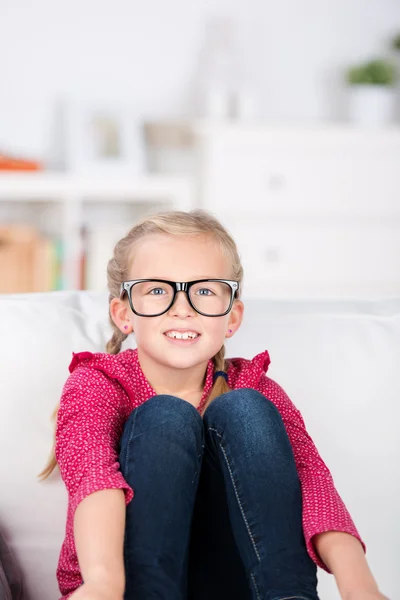 Meisje met grote glazen — Stockfoto