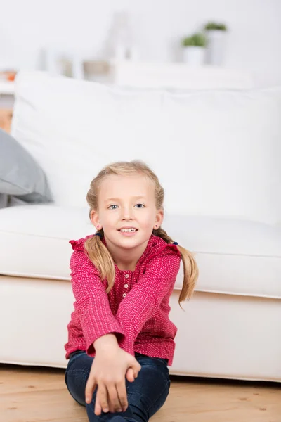 Mädchen sitzt auf dem Boden — Stockfoto