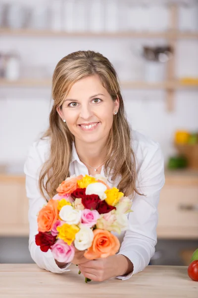 Femme tenant fleur fraîche à la maison — Photo