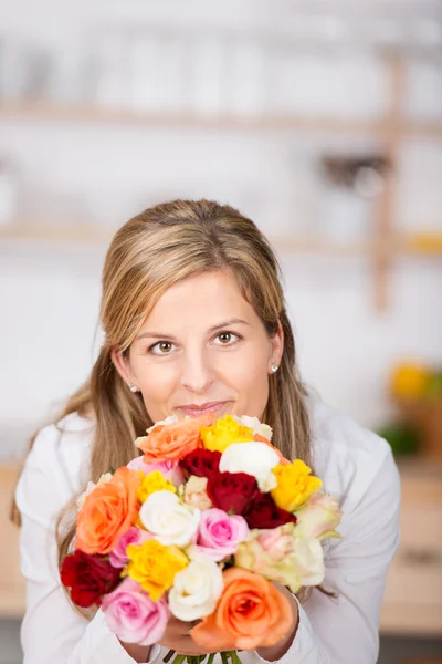 Woman with bunch of roses — Stock Photo, Image