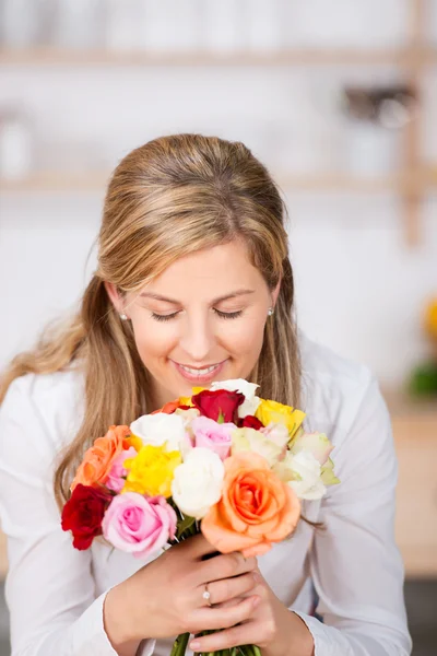 Mujer con ramo de flores — Foto de Stock