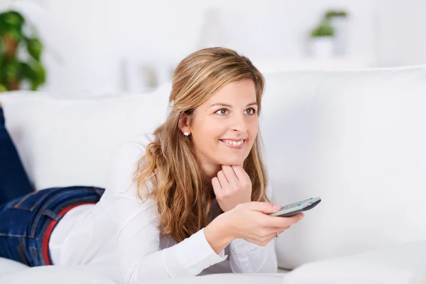 Frau mit Fernbedienung — Stockfoto