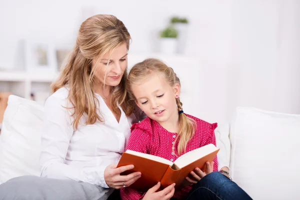 Madre e figlia lettura libro — Foto Stock