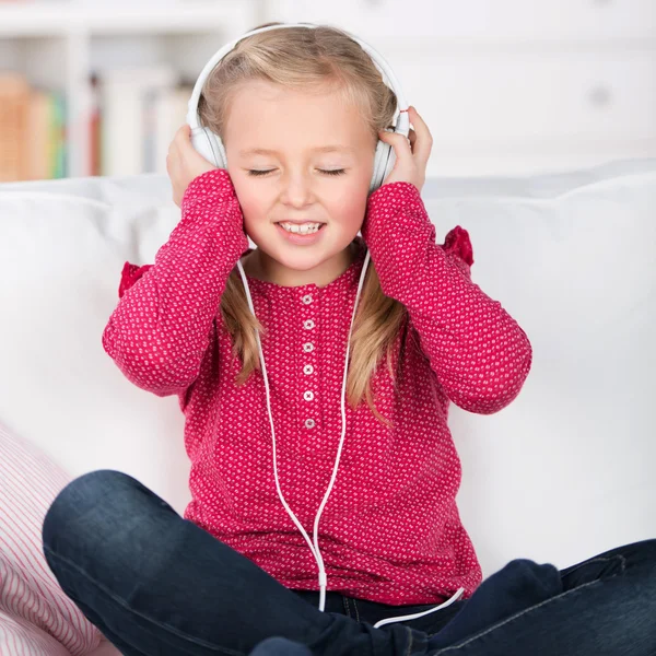 Kvinnliga barn njuta av musik — Stockfoto