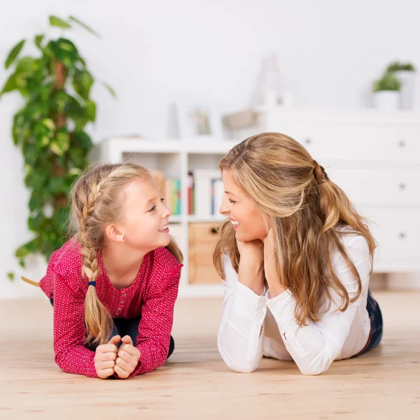 Mor och dotter liggande — Stockfoto