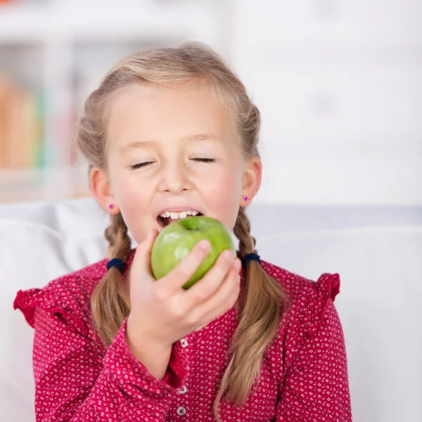 Menina comer uma maçã — Fotografia de Stock