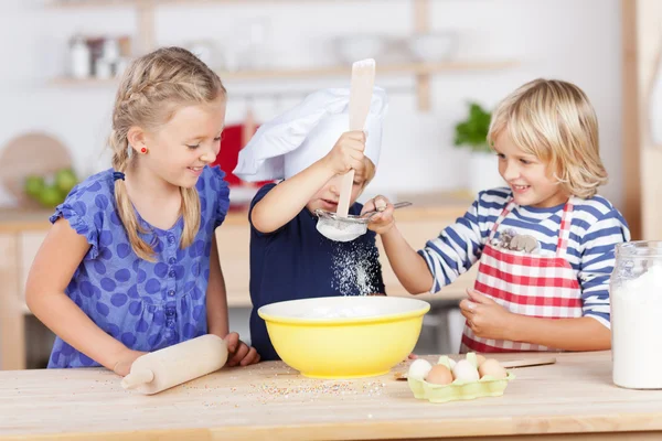 Niños haciendo masa en un tazón — Foto de Stock