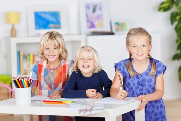 Siblings drawing together at home — Stockfoto