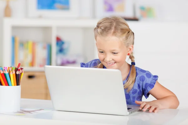 노트북을 사용하는 어린 소녀 — 스톡 사진