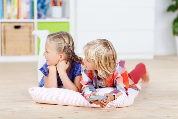 Two girlfriends lying on floor — Stock Photo, Image