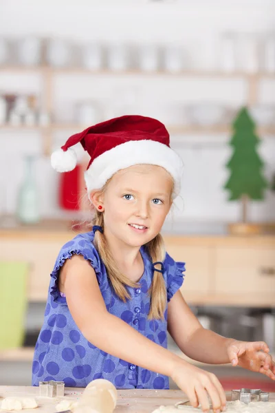 Girl baking christmas cookies — Stock Photo, Image