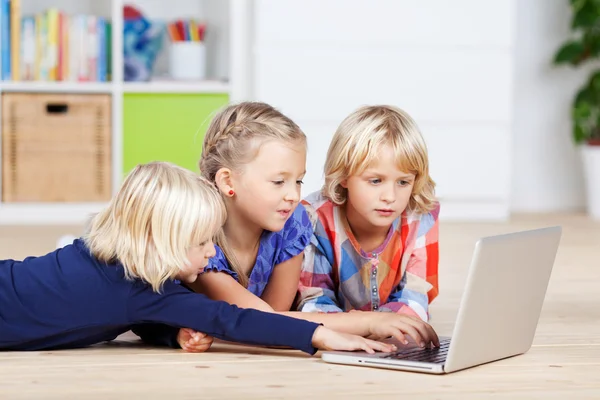 Cute meisjes te typen op laptop — Stockfoto