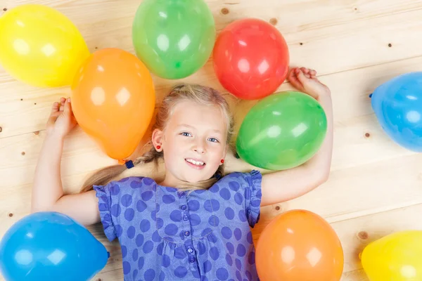 Gadis kecil dengan balon berwarna-warni — Stok Foto