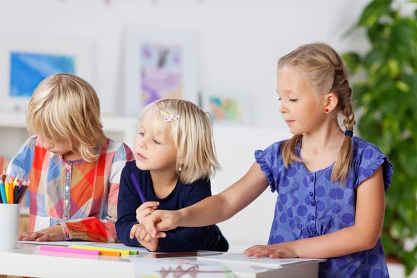 Peinture de filles avec crayons de couleur — Photo