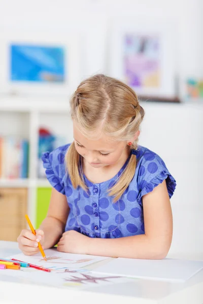 Girl drawing with color pencil — Stock Photo, Image