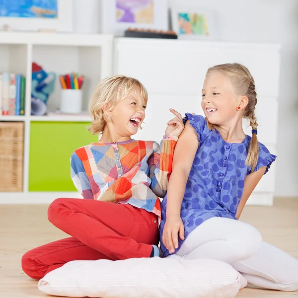 Dos niñas divirtiéndose — Foto de Stock