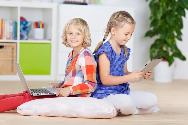 Kleine meisjes met laptop — Stockfoto