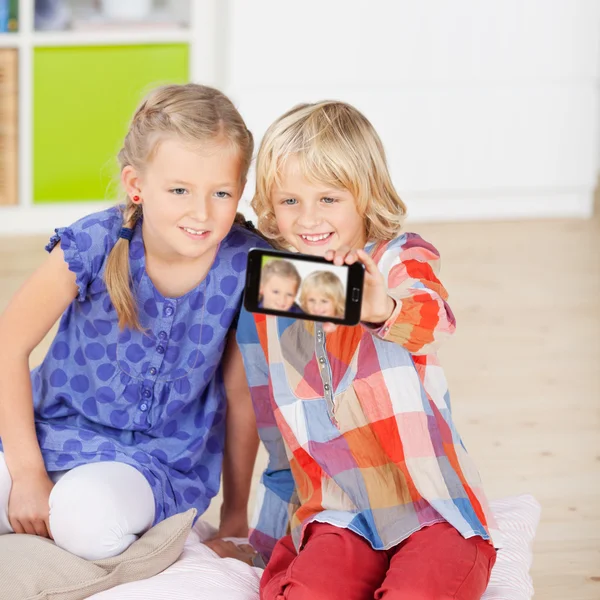 Sisters taking self portrait — Stock Photo, Image