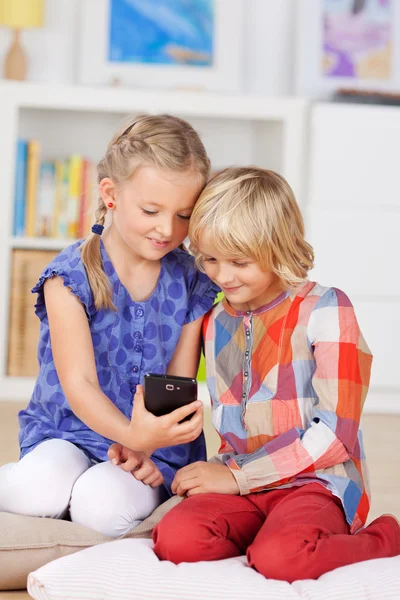 Schwestern beim Selbstporträt — Stockfoto