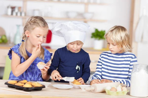 Little girls baking cupcakes — Stock Photo, Image