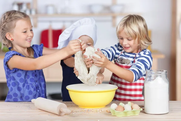 Schwestern legen Teig in Schüssel — Stockfoto