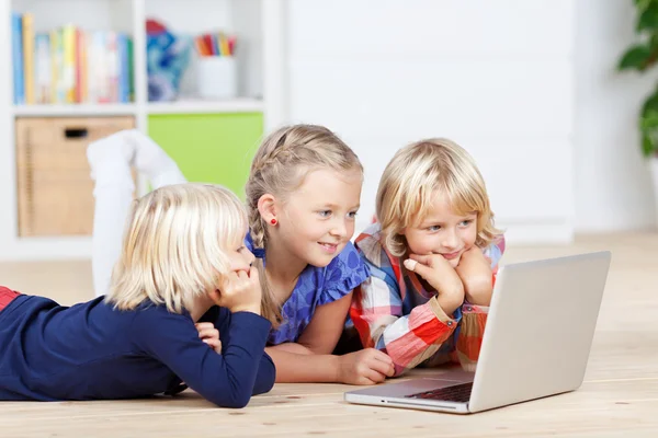 Kleine broers en zussen met behulp van laptop — Stockfoto