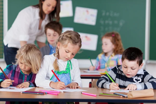 Los niños que estudian en la escuela de kindergarten — Foto de Stock