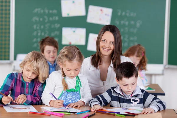 Insegnante femminile nella scuola materna — Foto Stock