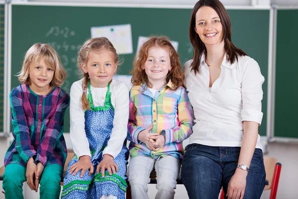 School team van leerlingen en leraar — Stockfoto