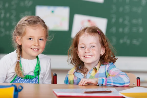 Två glada små flickor i förskolan — Stockfoto