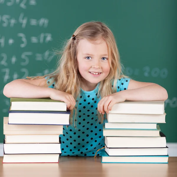 Blond meisje op school met haar boeken — Stockfoto