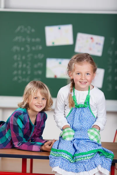 Dwa ładne dziewczyny uczęszcza do szkoły — Zdjęcie stockowe
