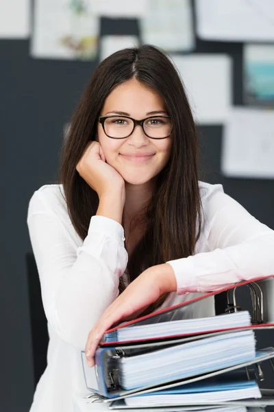 Glücklich lächelnde junge Geschäftsfrau — Stockfoto