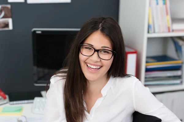 Feliz rindo jovem empresária — Fotografia de Stock