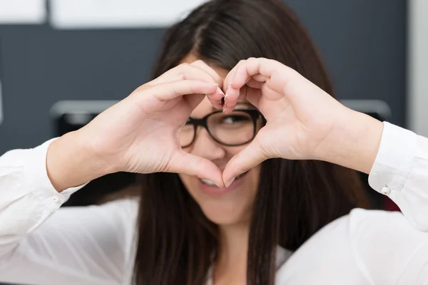 Woman Making Heart with Hands — Stock Photo, Image