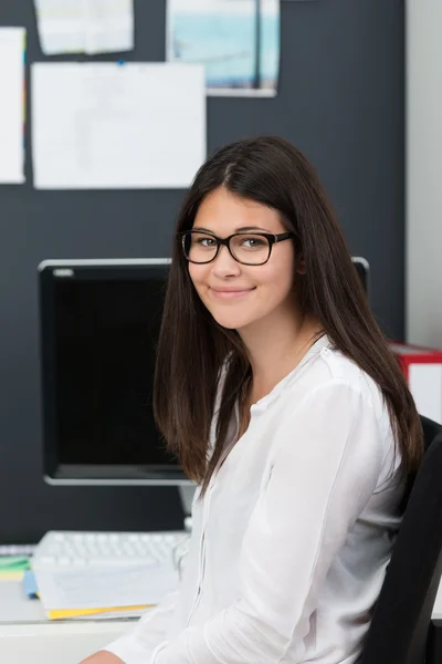 Улыбающаяся молодая деловая женщина в очках — стоковое фото
