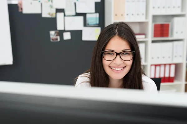 Lachende gelukkig zakenvrouw op het werk — Stockfoto