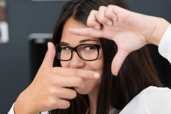 フレームのジェスチャーを作る若い女性 — ストック写真