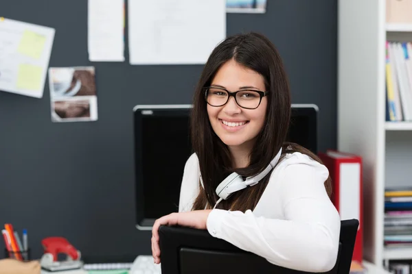 Amical jeune employé de bureau dans des lunettes — Photo