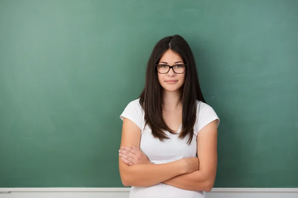 Flickan bär glasögon i klass — Stockfoto