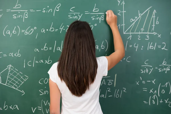 Mujer resolviendo problema matemático — Foto de Stock