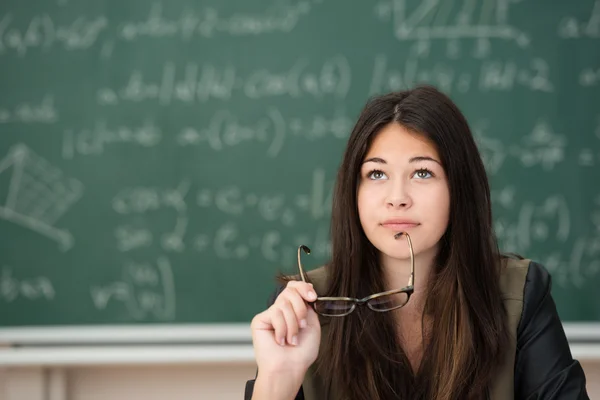 Mujer en clase sentada pensando profundamente — Foto de Stock