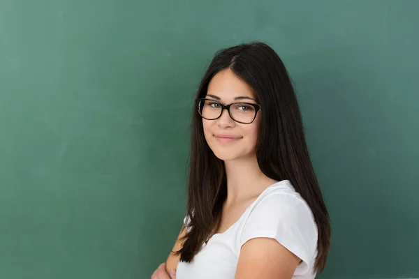 Amigável atraente jovem mulher usando óculos — Fotografia de Stock